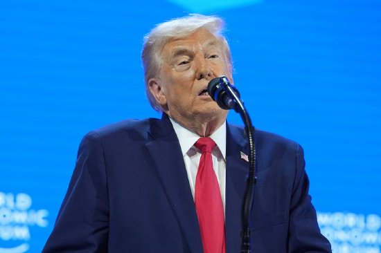 特朗普在达沃斯发表讲话时数次将格陵兰岛误称