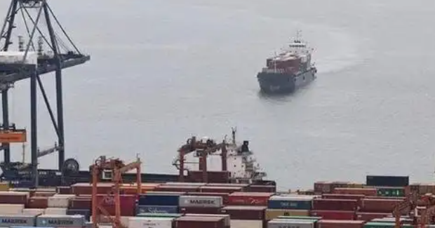 美军称在警告无果后开火并扣押一伊朗船只