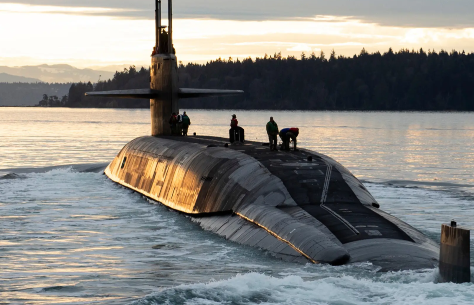 特朗普称美军摧毁一艘“载有毒品”的大型潜艇