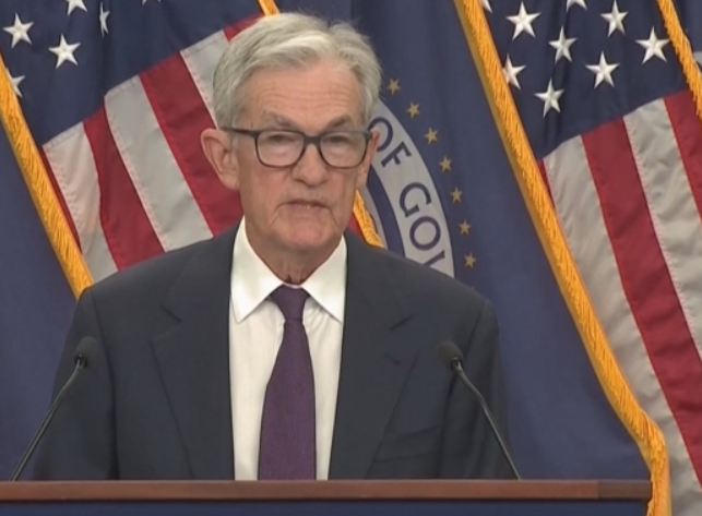 哈塞特支持鲍威尔关于“临时留任”美联储主席